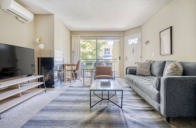 Luxe Santa Clara 2BR w/W/D, Gym, Pool, shuttle to Apple, by Blueground