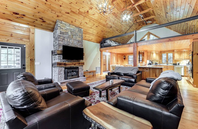 Luxe Smoky Mountains Cabin w/Hot Tub & Views!