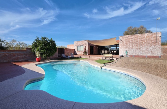 Luxe & Spacious Gem: Pool ~ 15min to Downtown ~ Parking!