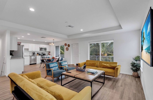 Luxe Stay Near Gulf, Spacious w/Pool & Garage, Sleep 09