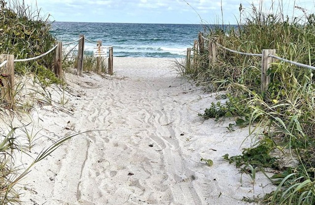 Luxe Studio, Private Beach, king Bed, Ocean Views condo
