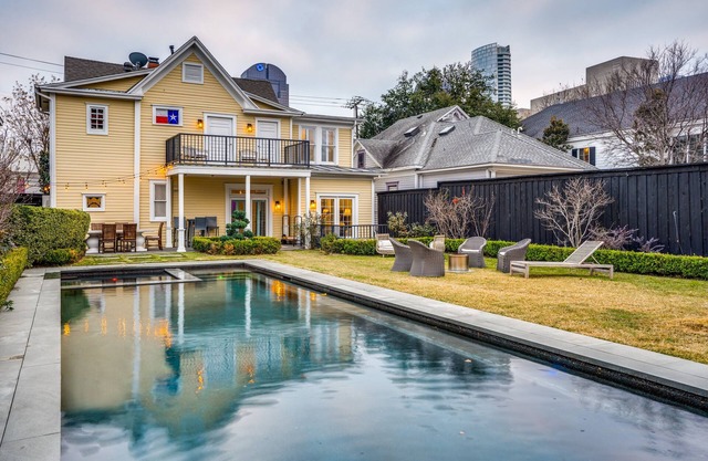 ★ Luxe Thomas Mansion ★ | hot tub, pool, fire pit!
