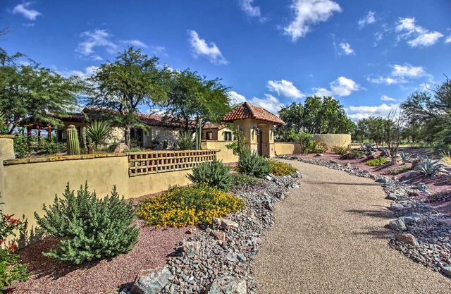 Luxe Tucson Vineyard Home w/Views & Fire Pit
