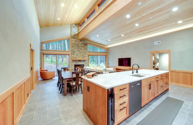 Luxe Valley Home w/Sauna & Hot Tub Near Mazama