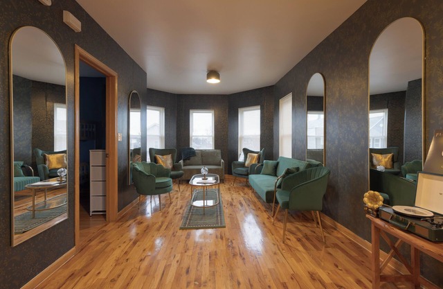 LUXE Vintage Loft, 10min to Downtown, Retro Movie Theatre - 15% Discount Applied