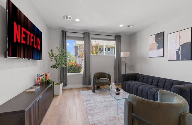 Luxe Windsor Park Home - Sleeps 12+! 14 Min to DT!