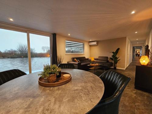 Luxe woonboot in de natuur aan doorgaand vaarwater