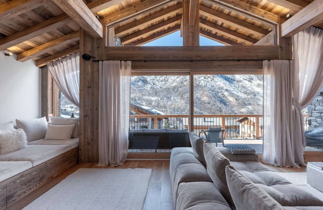 Luxurious Chalet with Pool, Spa, Cinema, and Lift - Close to Ski Slopes