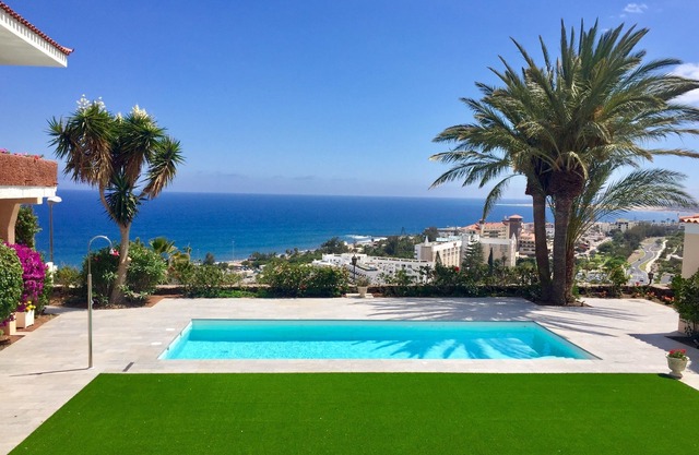 Luxury bungalow with breathtaking views over the beach and the sea