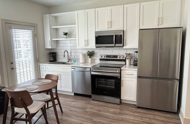 Luxurious 1-bedroom apartment in superb Waukee with gym & game room