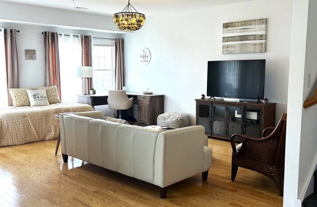 Luxurious 2 bedroom, 2 Bath Great Winter Rental pricing