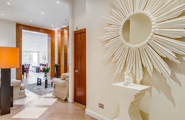 Luxurious 2 bedroom, large flat in Kensington
