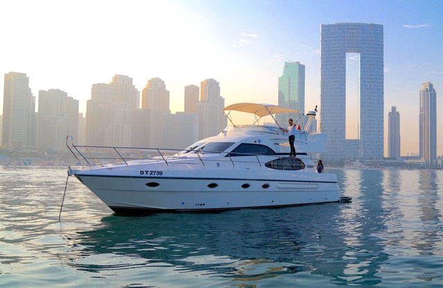 Luxurious 2-bedroom on a 50FT Yacht with WiFi, AC in welcoming Dubai