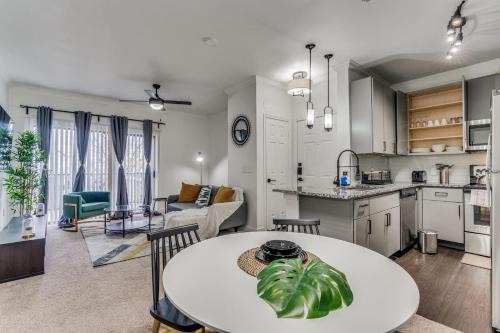 Luxurious 2BR plus Resort Style Pool
