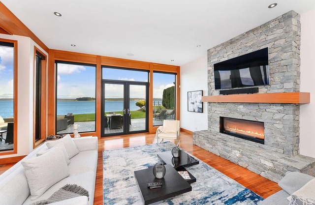 Luxurious 3 Bedroom Oceanfront Home with Spectacular Views