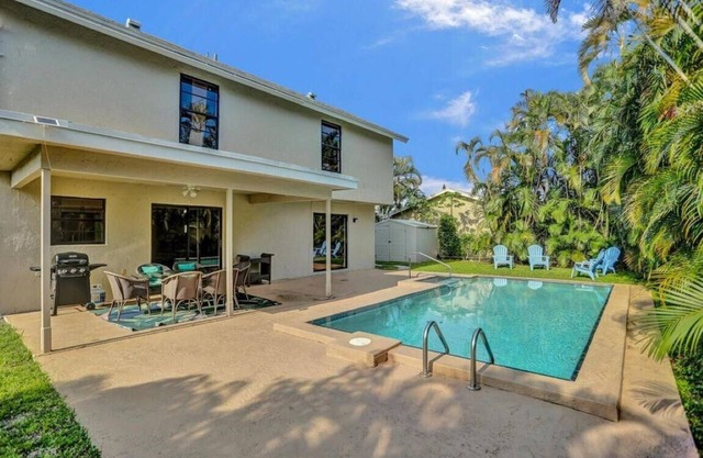 Luxurious 3-Bedroom House w/Priv Pool and Game Room