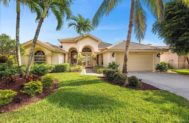 Luxurious 4 bedroom, 3 bath home with weekly+ Discount in Naples, Florida