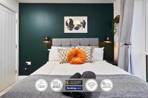 Luxurious 4Bedroom House By Homebird Property Management Short Lets & Serviced Accommodation Leeds With Private Parking, Garden & Patio Area