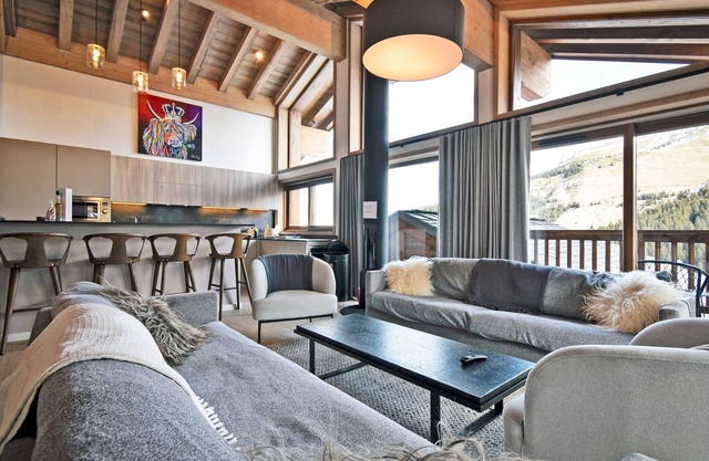 "Luxurious 4BR Apartment, Close to Slopes, with Concierge Service and Amenities"