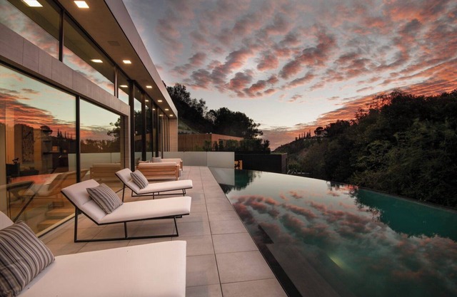 Luxurious 5-bedroom villa with WiFi, AC in brilliant Beverly Hills