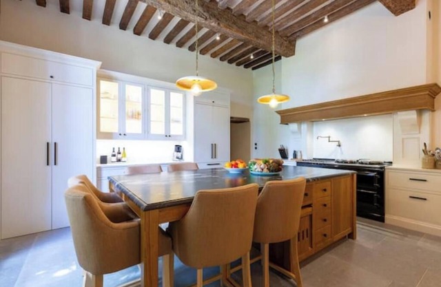 Luxurious 5-bedroom castle in peaceful Rayet with AC