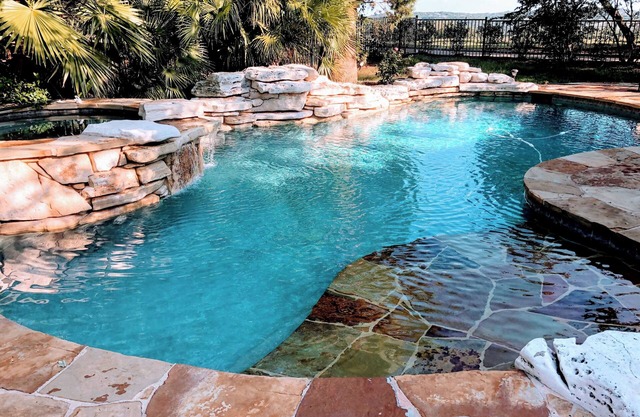 Luxurious 5-bedroom Rental with Pool, Hot Tub and Putting Green!