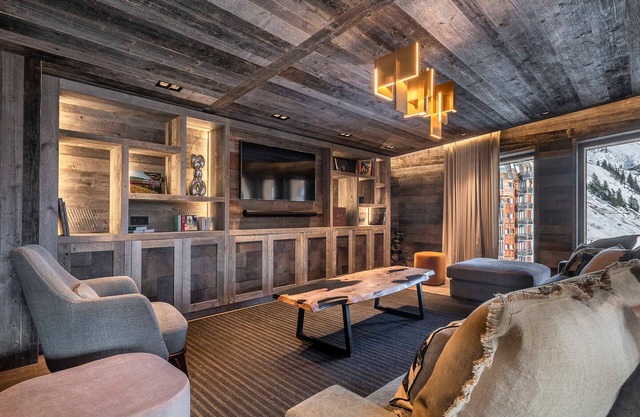 Luxurious 6-Room, 11-Person Apartment with Pool, Gym, and Ski-in/Ski-out Access in Morzine