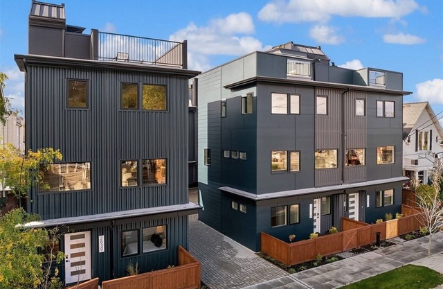 Luxurious Alki Beach Townhome: Steps to the Shore. Pet-Friendly!