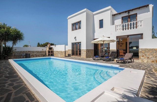 Luxurious and Spacious "Villa María" with Terrace, Pool, Sea View and Wi-Fi