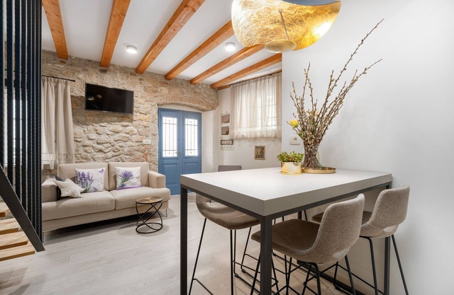 Luxurious apartment, old town, 4 persons,only 150m from the beach,with sea view.