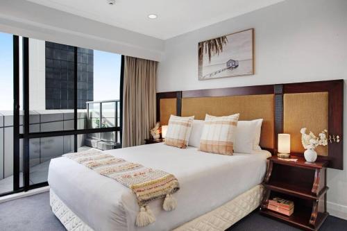 Luxurious Apt with Rooftop HotTub Gym Tennis Carpark