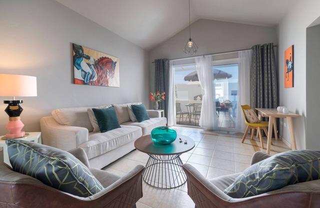 Luxurious B2 in a small complex with communal heated pool 100m from the sea