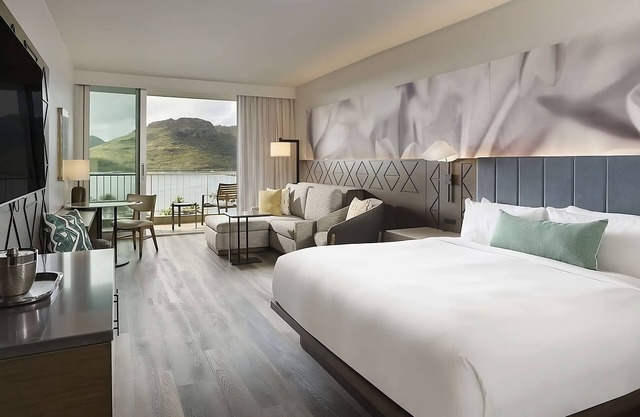 Luxurious Beachfront Retreat in Lihue: Unwind in Style! Ocean View Room! Pool!