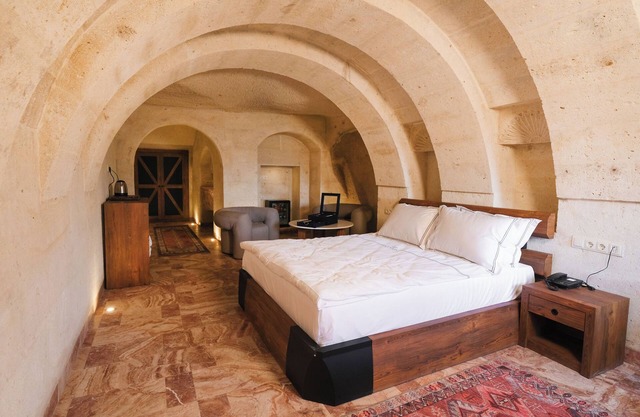 Luxurious Cave Suite with Bathtub 101