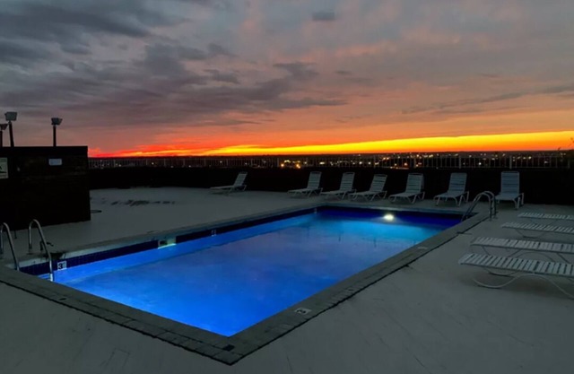 Luxurious downtown office, walk to Rupp Arena