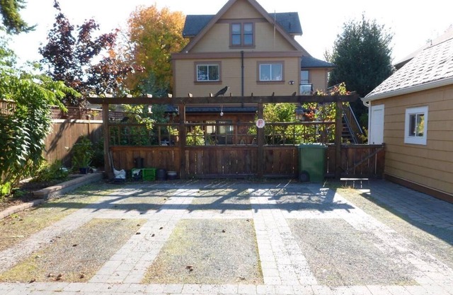 Luxurious ground floor suite close to everything - 30 day minimum rental