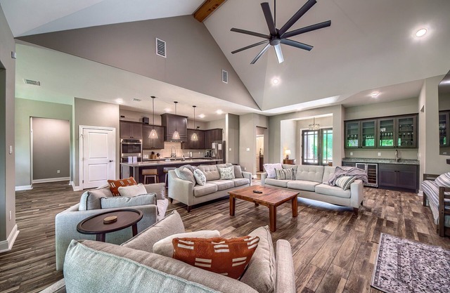 Luxurious Guadalupe Riverfront! 5 kayaks, firepit! Pet Friendly.