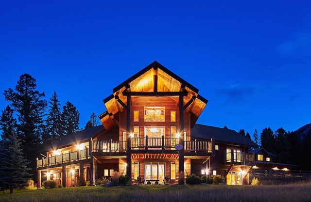 Luxurious Home & Party Barn, Campfire area, Exclusive 20 acres