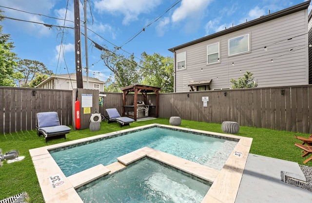 Luxurious homeaway with Heated Pool Next to the Med Center!