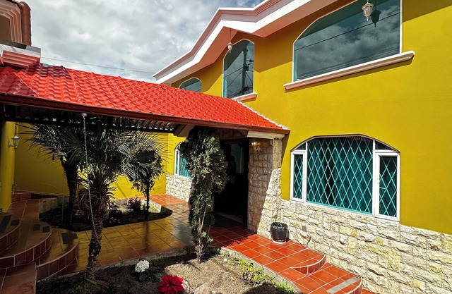 Luxurious house near the airport - Tumbaco center