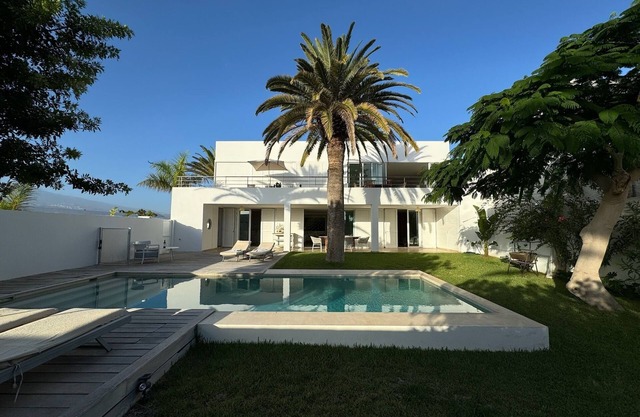 Luxurious, light-flooded villa with pool, 50 m from the sea