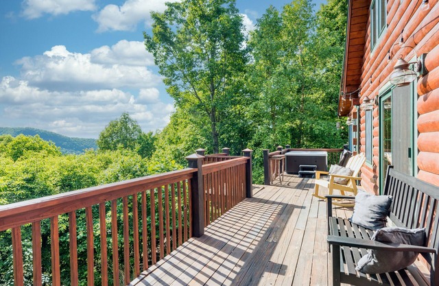 Luxurious log cabin w/stunning views, WiFi, hot tub + 15 mins to Black Mountain