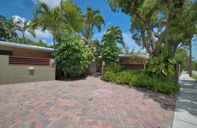 Luxurious monthly rental in mid-town