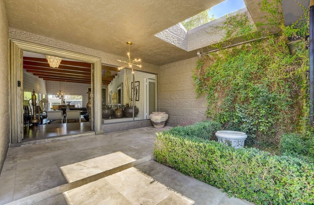 LUXURIOUS PRIVATE ESTATE PRIME LOCATION, L ,T, R