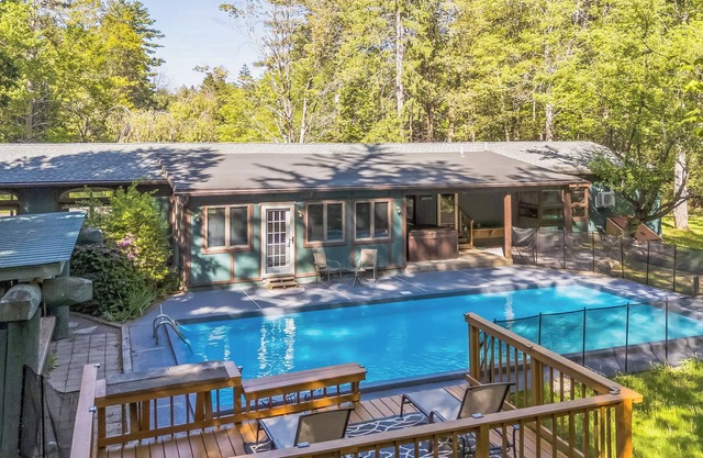 Luxurious Ranch located in a secluded area, Private Pool, Hot Tub, Cabana Bar