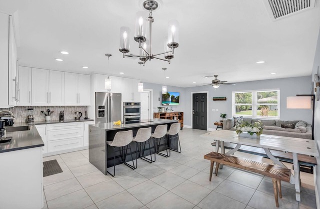 Luxurious Retreat for up to 10 Guests near Beach