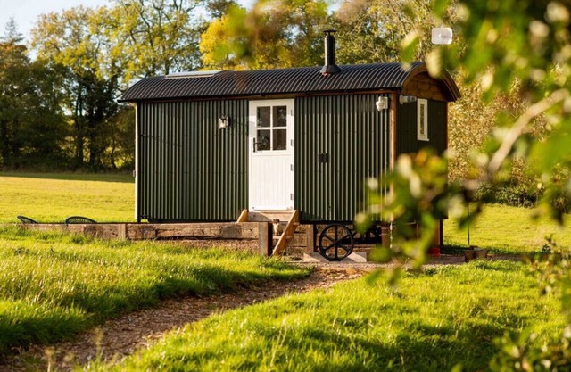 Luxurious shepherd's hut with star gazing skylight, secluded countryside location with fantastic views