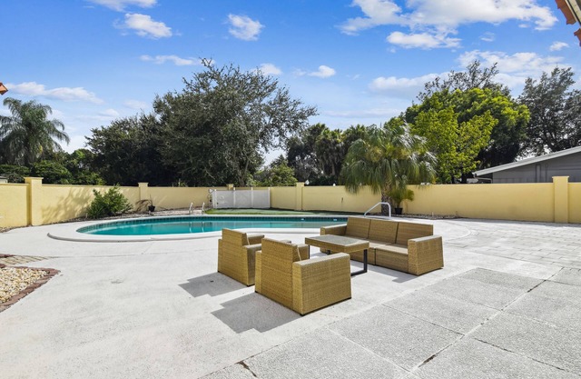 Luxurious Spacious Modern House w/AC + Heated Pool