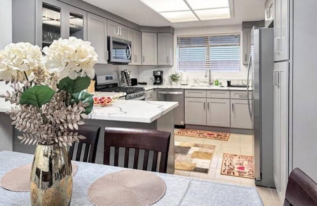 Luxurious spacious remodeled 2bd/2bth back house!