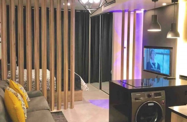 Luxurious studio 13 mins to downtown - few steps to great foods, cafes, shops